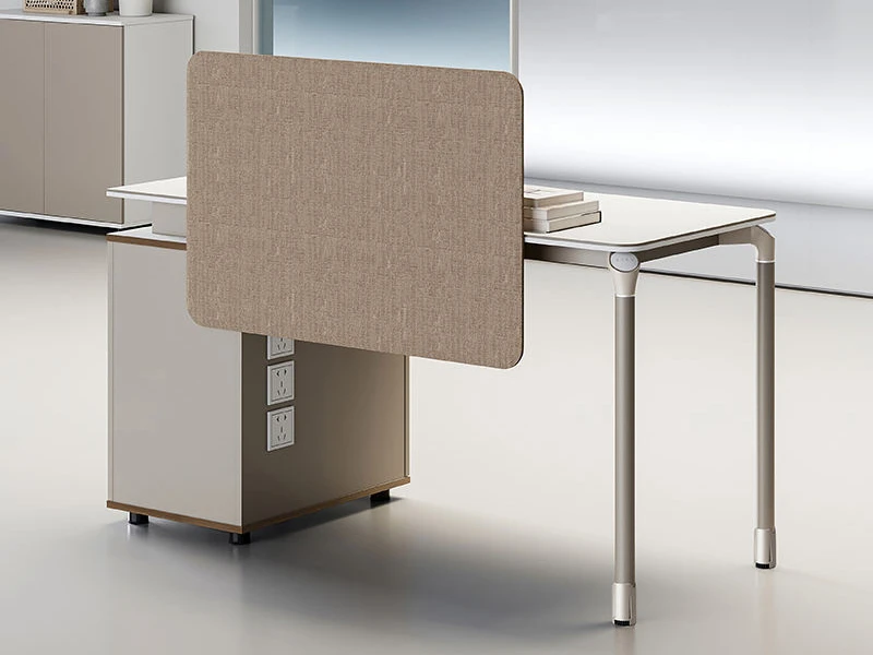 Mesa de escrit&oacute;rio moderna com tela de privacidade e arm&aacute;rio de armazenamento