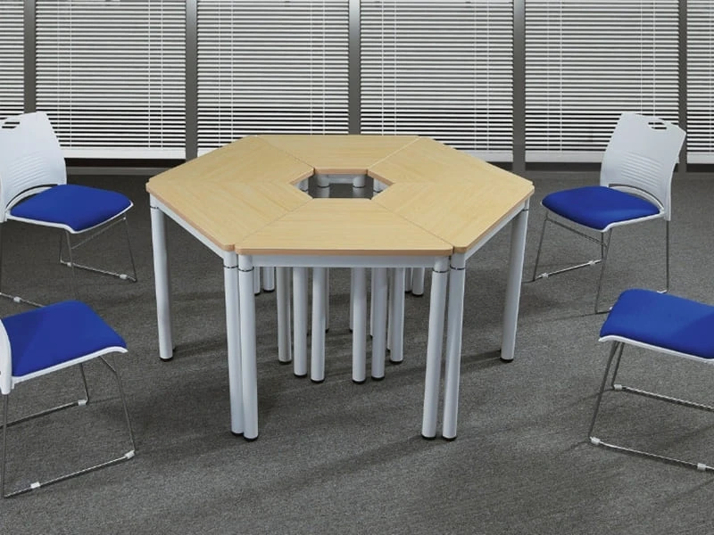 Mesa de treinamento Triangle Office para aprendizagem colaborativa