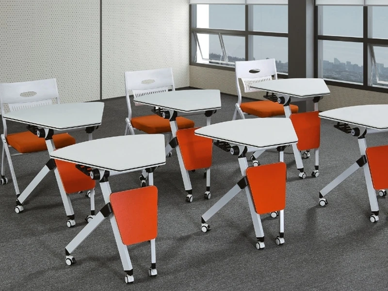 Mesa de treinamento triangular flip-top com rodas | LINRAY