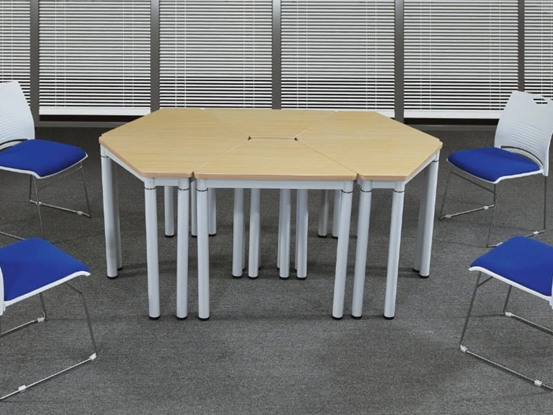 Mesa de treinamento Triangle Office para aprendizagem colaborativa