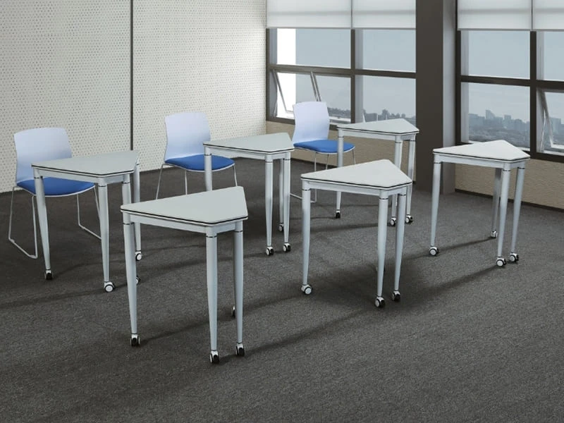 Mesa de treinamento modular triangular para espa&ccedil;os de reuni&atilde;o