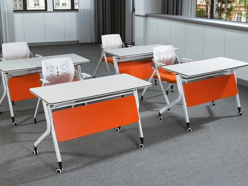Mesa de treinamento m&oacute;vel flip-top com rodas e painel de mod&eacute;stia