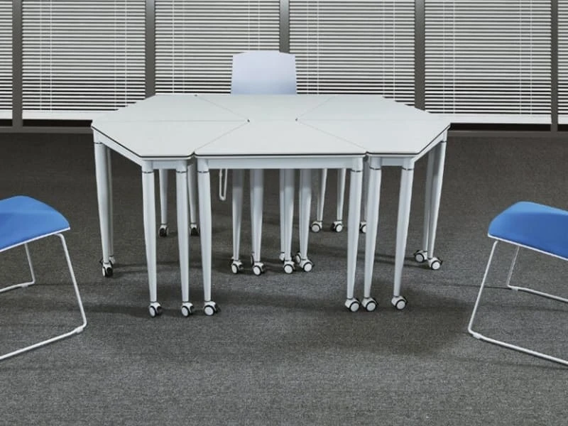 Mesa de treinamento modular triangular para espa&ccedil;os de reuni&atilde;o