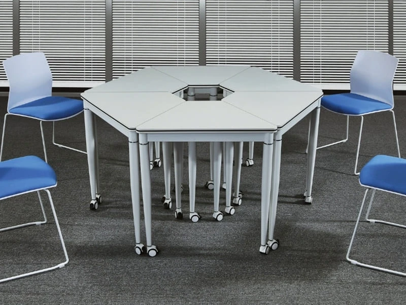 Mesa de treinamento modular triangular para espa&ccedil;os de reuni&atilde;o