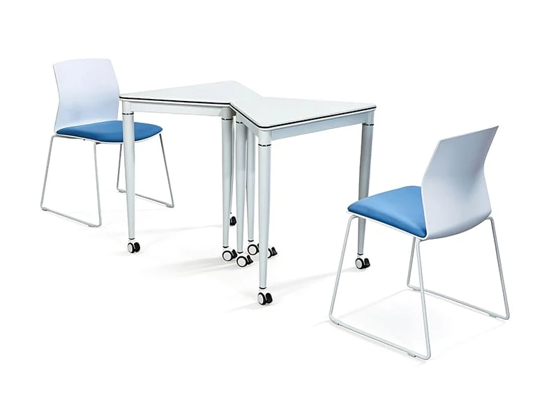 Mesa de treinamento modular triangular para espa&ccedil;os de reuni&atilde;o