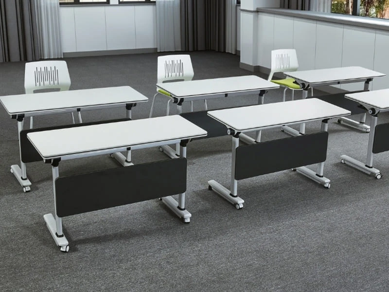Mesa de treinamento flip-top acess&iacute;vel com rod&iacute;zios trav&aacute;veis