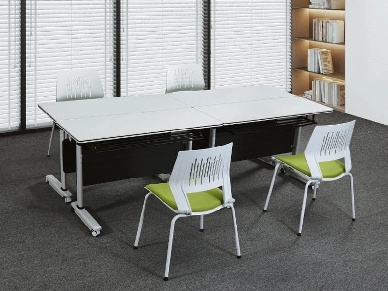 Mesa de treinamento flip-top acess&iacute;vel com rod&iacute;zios trav&aacute;veis