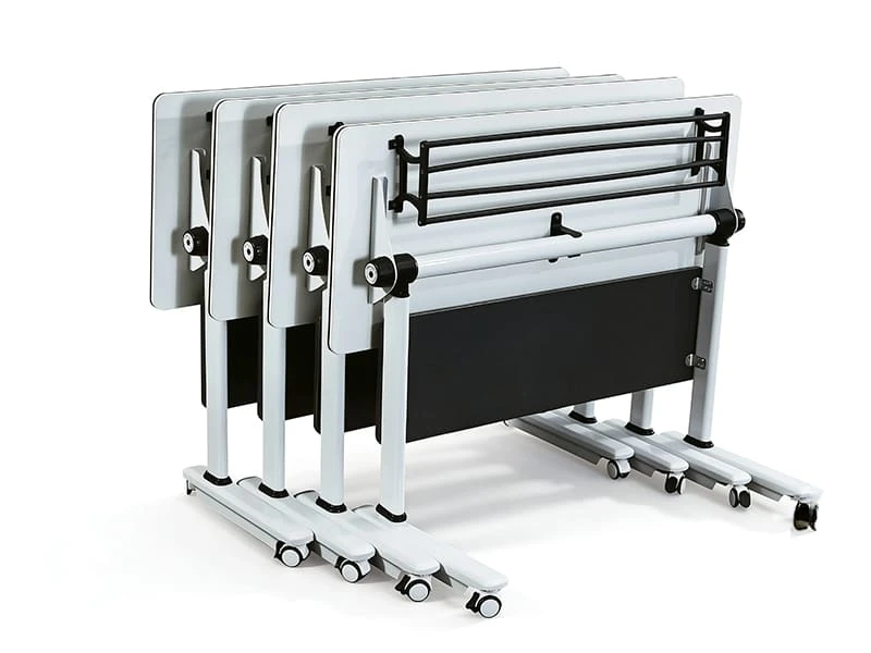 Mesa de treinamento flip-top acess&iacute;vel com rod&iacute;zios trav&aacute;veis