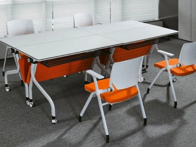 Mesa de treinamento flip-top que economiza espa&ccedil;o e rodas trav&aacute;veis