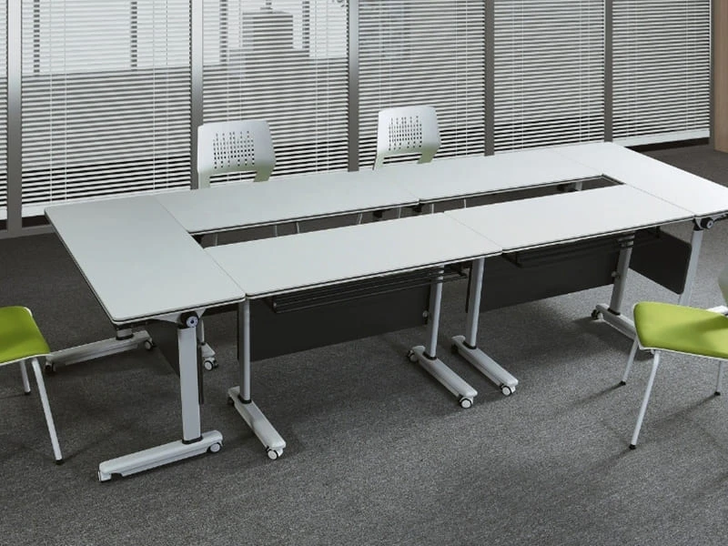 Mesa de treinamento flip-top acess&iacute;vel com rod&iacute;zios trav&aacute;veis