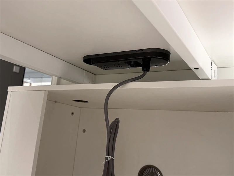 Mesa executiva moderna branca em forma de L com armazenamento
