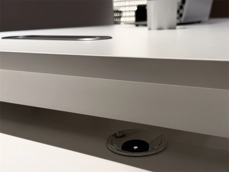 Mesa executiva moderna branca em forma de L com armazenamento
