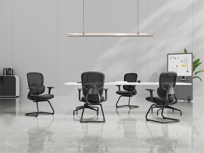 Cadeiras confort&aacute;veis contempor&acirc;neas da sala de confer&ecirc;ncias da malha